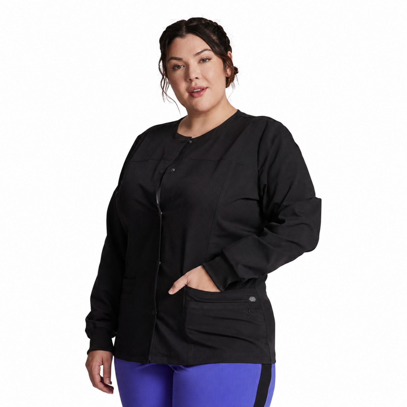 Chamarra médica Dickies DK380 para mujer Negra, frontal con mano en bolsillo | color:negra