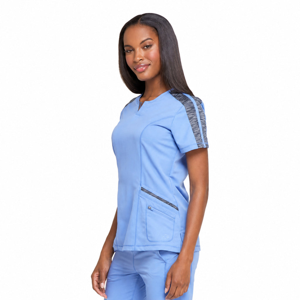 Dickies DK665 filipina quirúrgica Dynamix para mujer color Azul Cielo, vista tres cuartos derecha