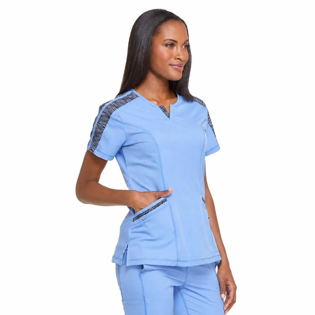 Dickies DK665 filipina quirúrgica Dynamix para mujer color Azul Cielo, vista tres cuartos izquierda