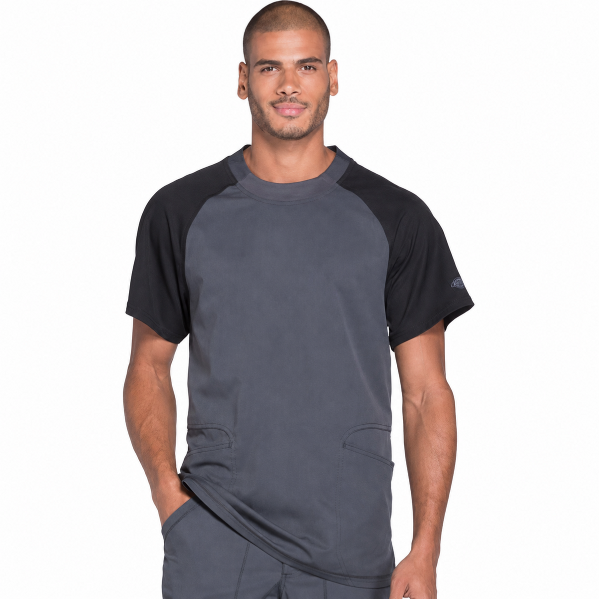 Filipina quirúrgica Dickies DK670 Dynamix para hombre gris Oxford, vista frontal con modelo | color:gris-oxford