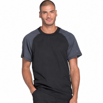 Filipina quirúrgica Dickies DK670 Dynamix para hombre negra, vista frontal con modelo | color:negra