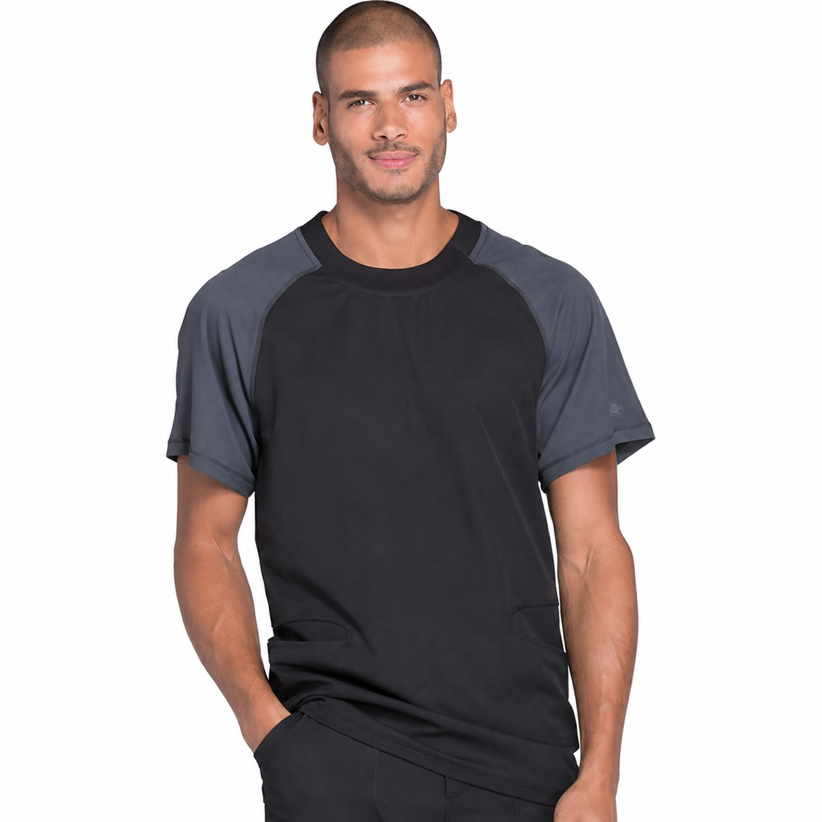 Filipina quirúrgica Dickies DK670 Dynamix para hombre negra, vista frontal con modelo | color:negra