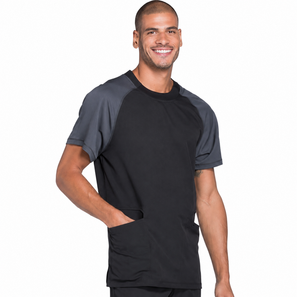Filipina quirúrgica Dickies DK670 Dynamix para hombre negra, vista tres cuartos con modelo