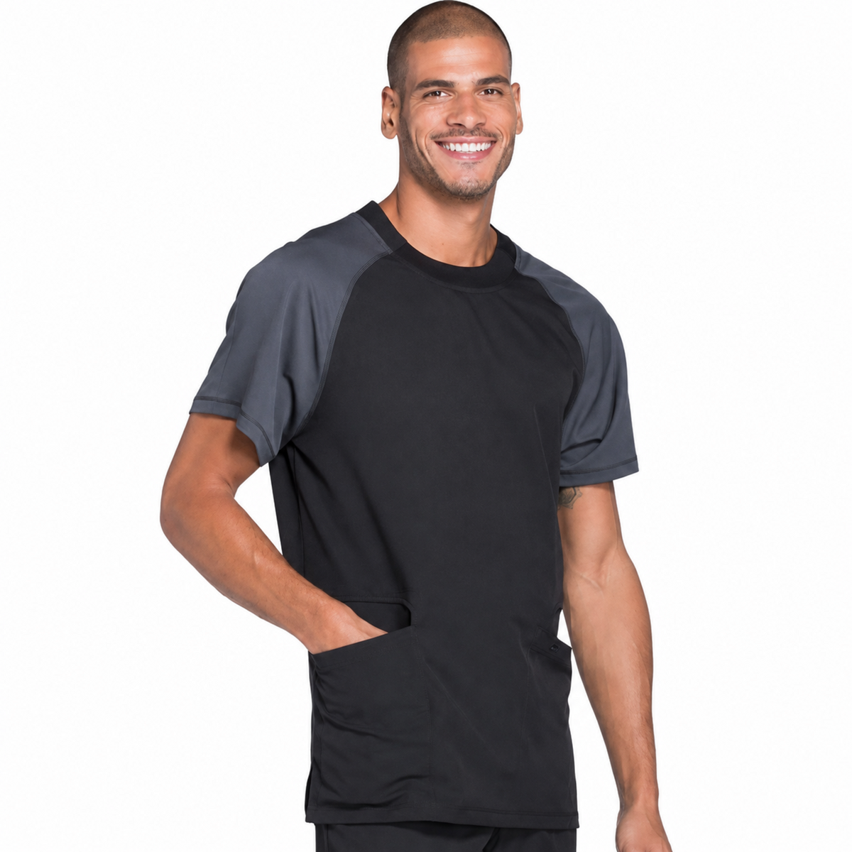 Filipina quirúrgica Dickies DK670 Dynamix para hombre negra, vista tres cuartos con modelo | color:negra