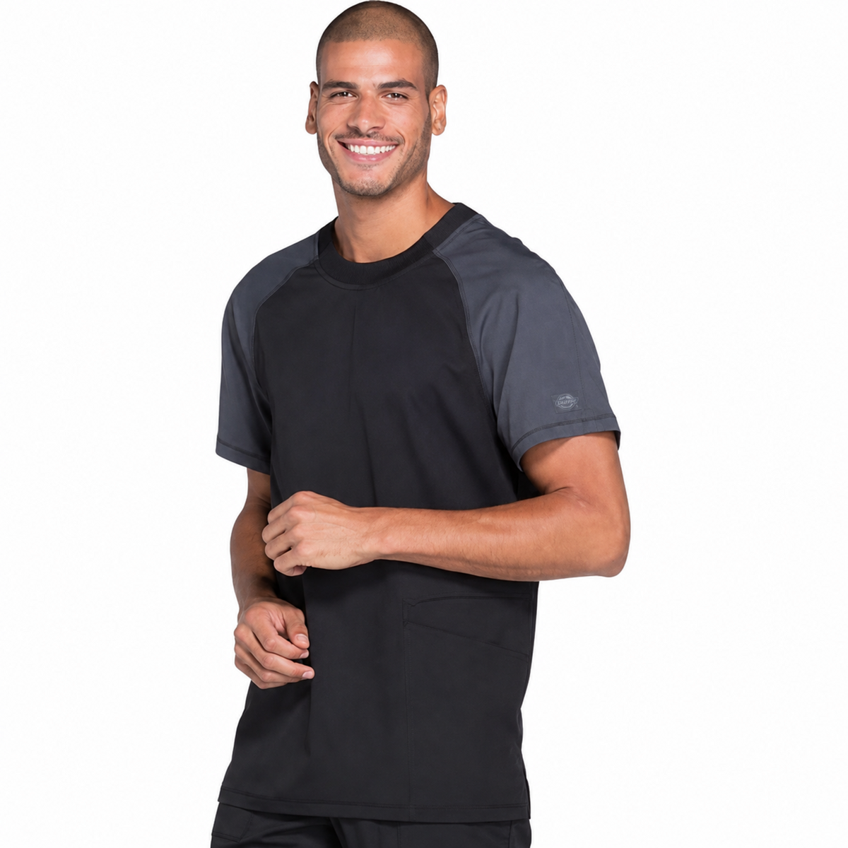 Filipina quirúrgica Dickies DK670 Dynamix para hombre negra, vista tres cuartos lateral con modelo | color:negra