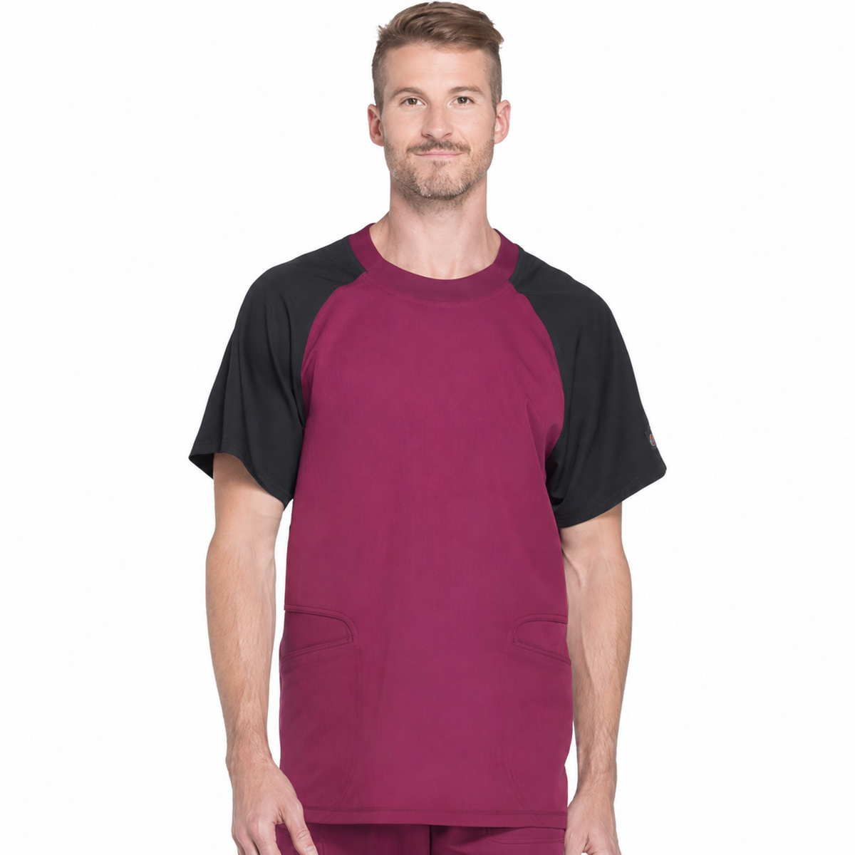 Filipina quirúrgica Dickies DK670 Dynamix para hombre vino, vista frontal con modelo | color:vino