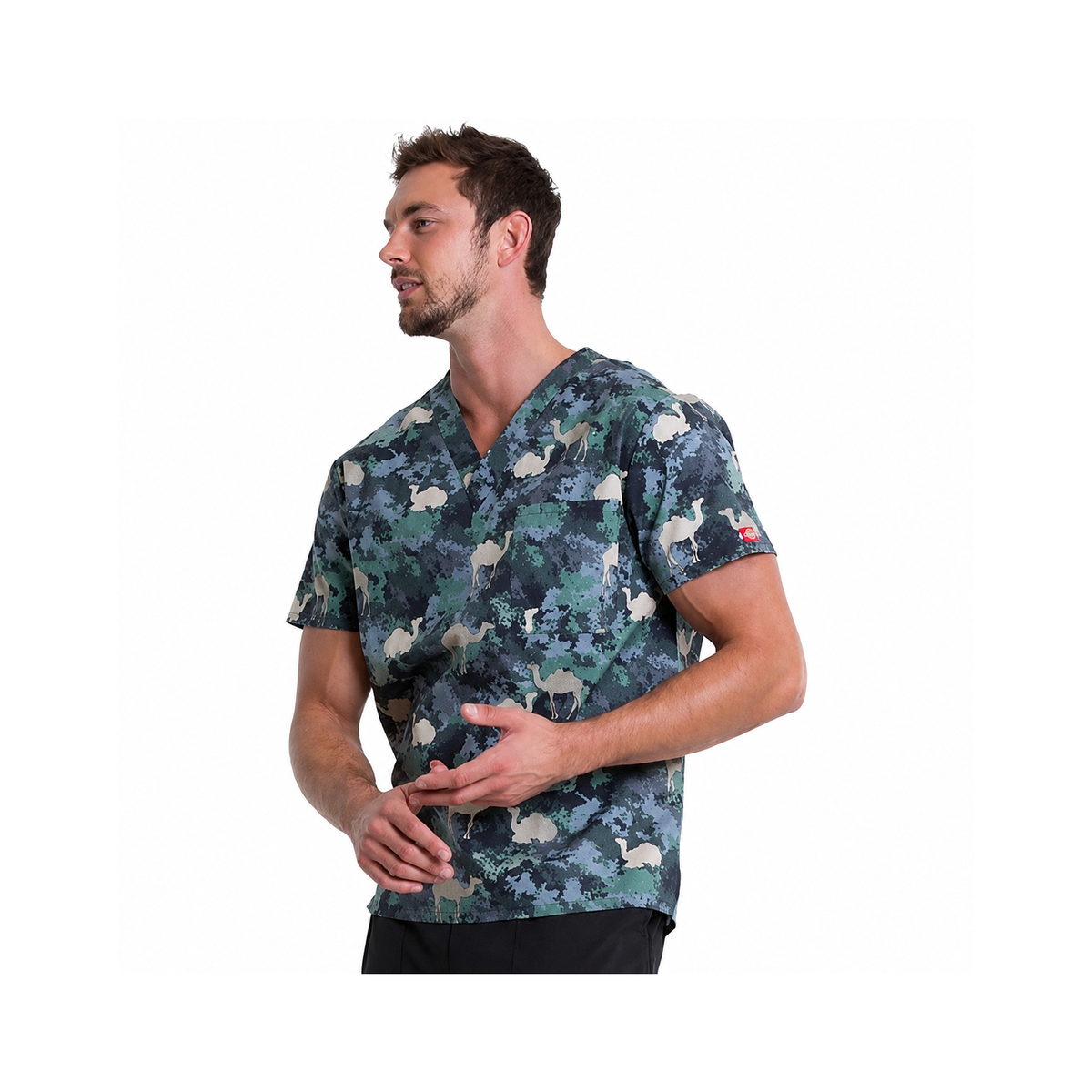 Filipina quirúrgica estampada Dickies DK725 para hombre Camel Army, vista tres cuartos | color:camel-army