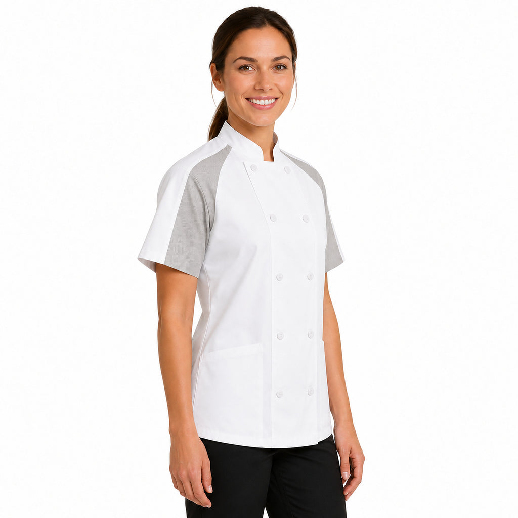 Filipina de chef Red Kap 051W para mujer Blanca, perfil derecho con modelo