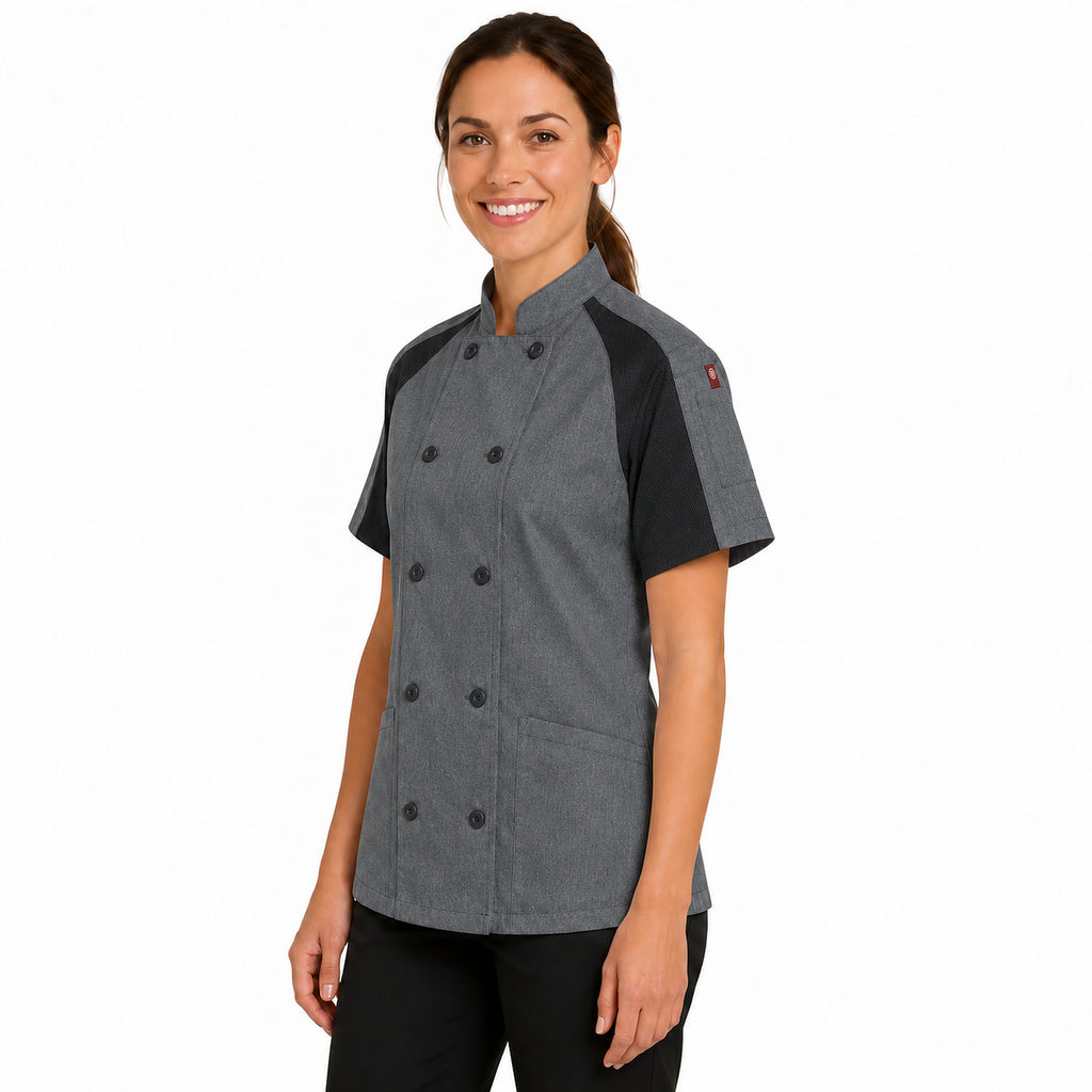Filipina de chef Red Kap 051W para mujer Gris Oxford, perfil izquierdo con modelo
