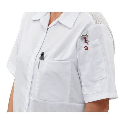 Blusa de cocina Red Kap 501W para mujer blanca, detalle del bolsillo del pecho
