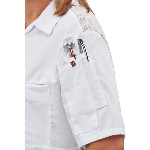 Blusa de cocina Red Kap 501W para mujer blanca, detalle de bolsillos y accesorios