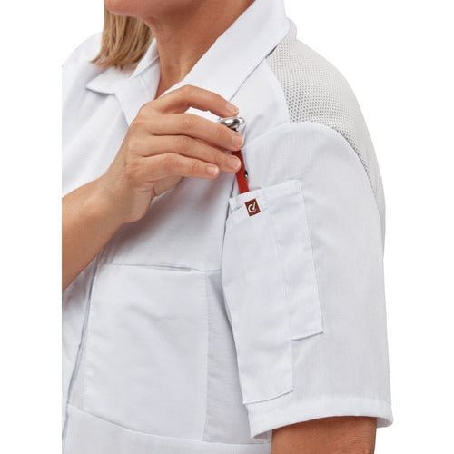 Blusa de cocina Red Kap 501W para mujer blanca, detalle de uso del bolsillo | color:blanca