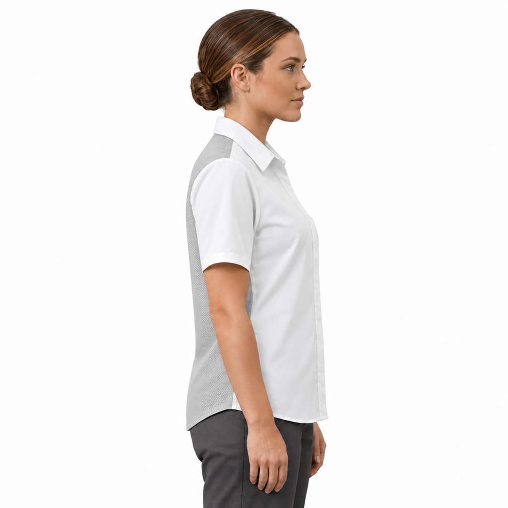 Blusa de cocina Red Kap 501W para mujer blanca, perfil derecho en modelo