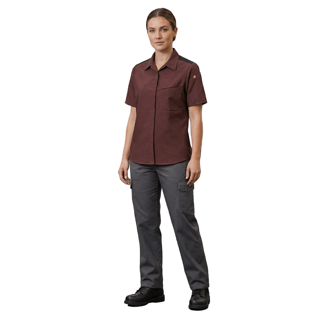Blusa de cocina Red Kap 501W para mujer vino, vista de cuerpo completo en modelo
