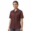 Blusa de cocina Red Kap 501W para mujer vino, vista frontal en modelo | color:vino