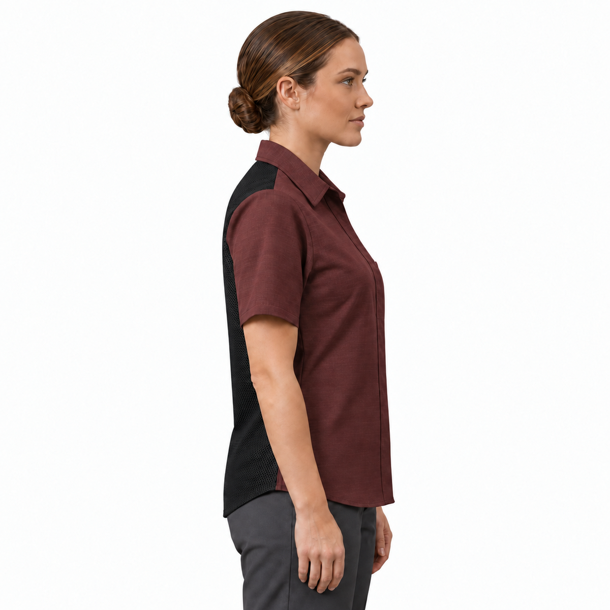 Blusa de cocina Red Kap 501W para mujer vino, perfil derecho en modelo con malla negra posterior | color:vino