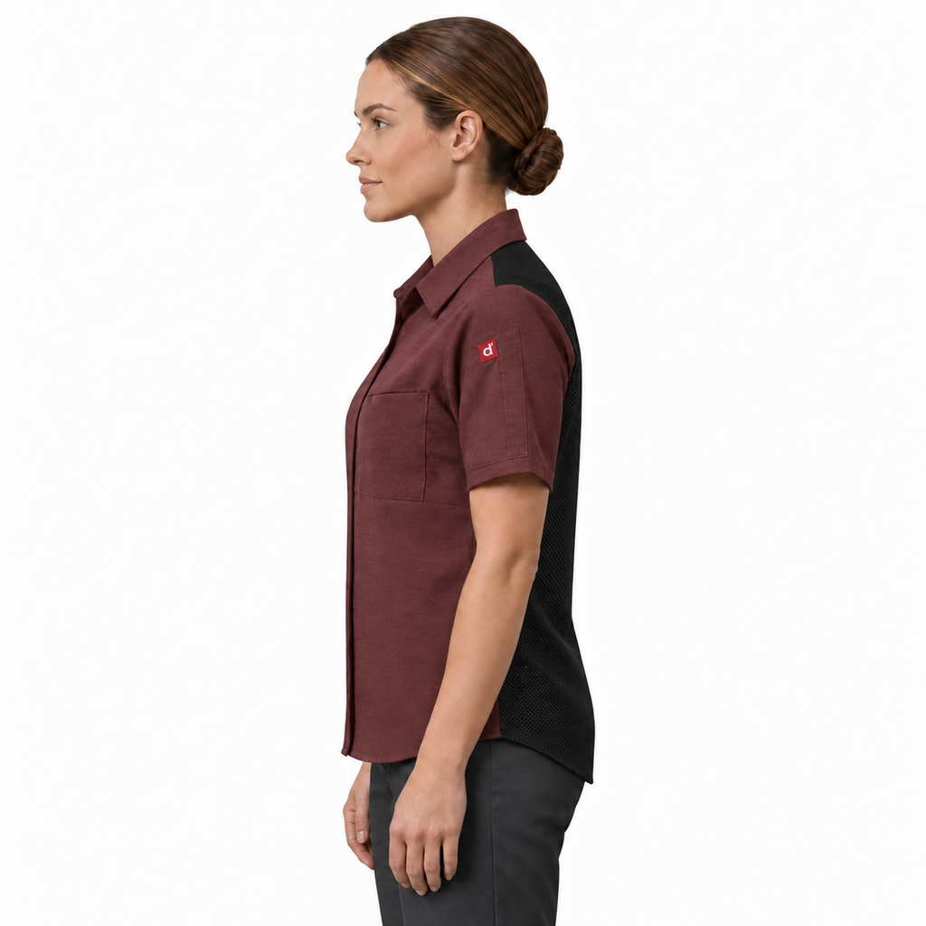 Blusa de cocina Red Kap 501W para mujer vino, perfil izquierdo en modelo con malla negra posterior