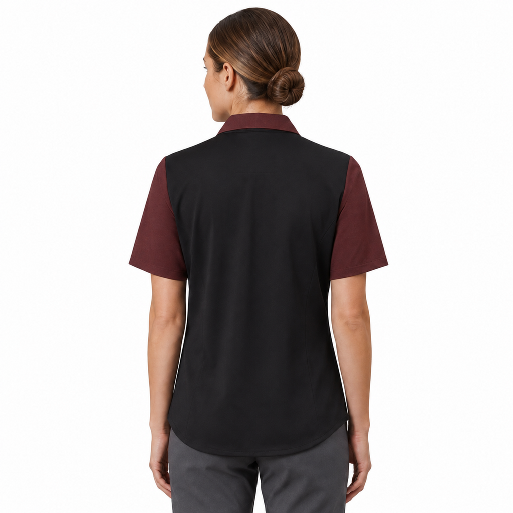 Blusa de cocina Red Kap 501W para mujer vino, vista posterior en modelo