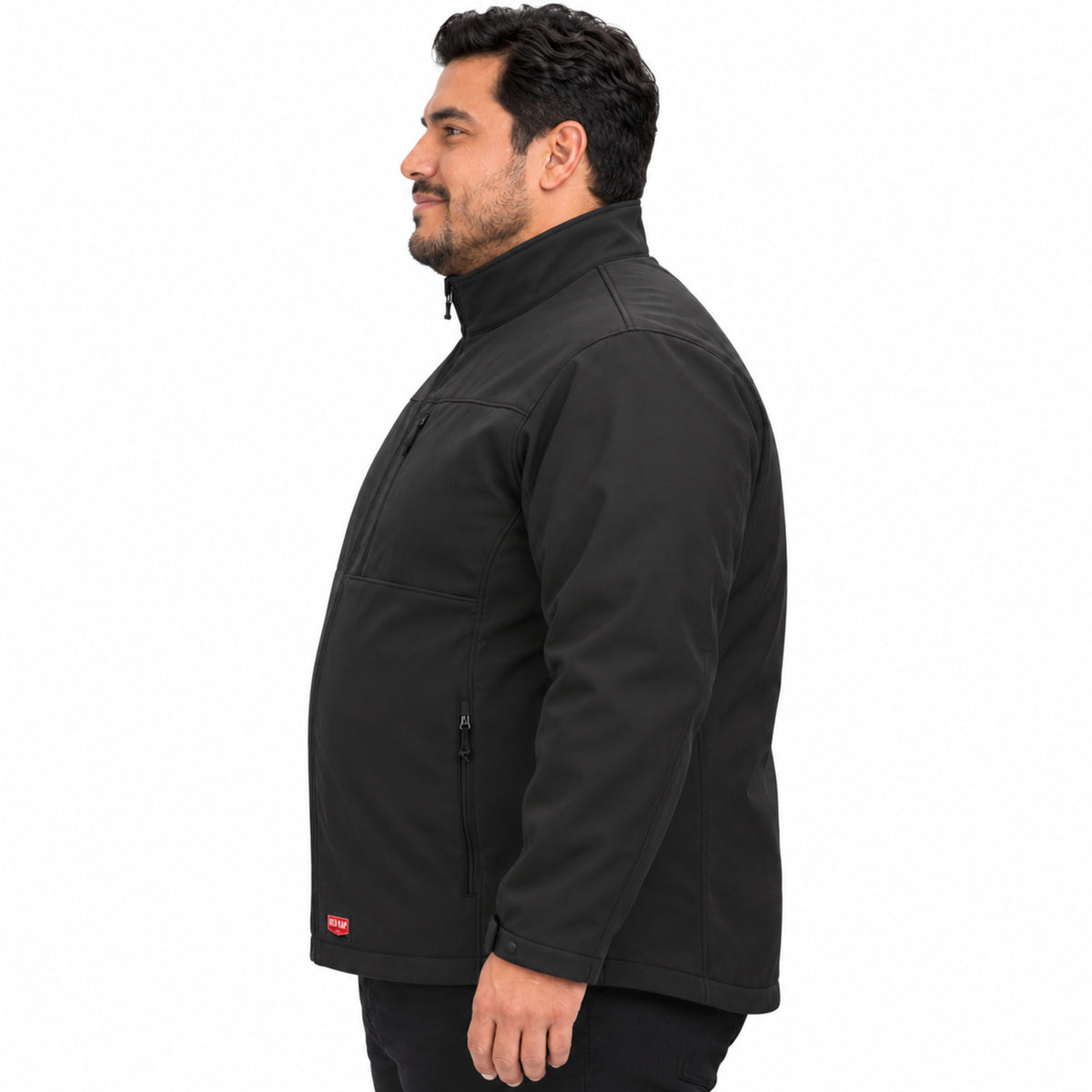 Chamarra softshell Red Kap JP68 para hombre talla extra negra, perfil izquierdo con modelo | color:negra