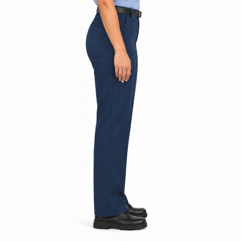 Pantalón industrial de mujer Red Kap PT21 azul marino, vista de perfil con modelo
