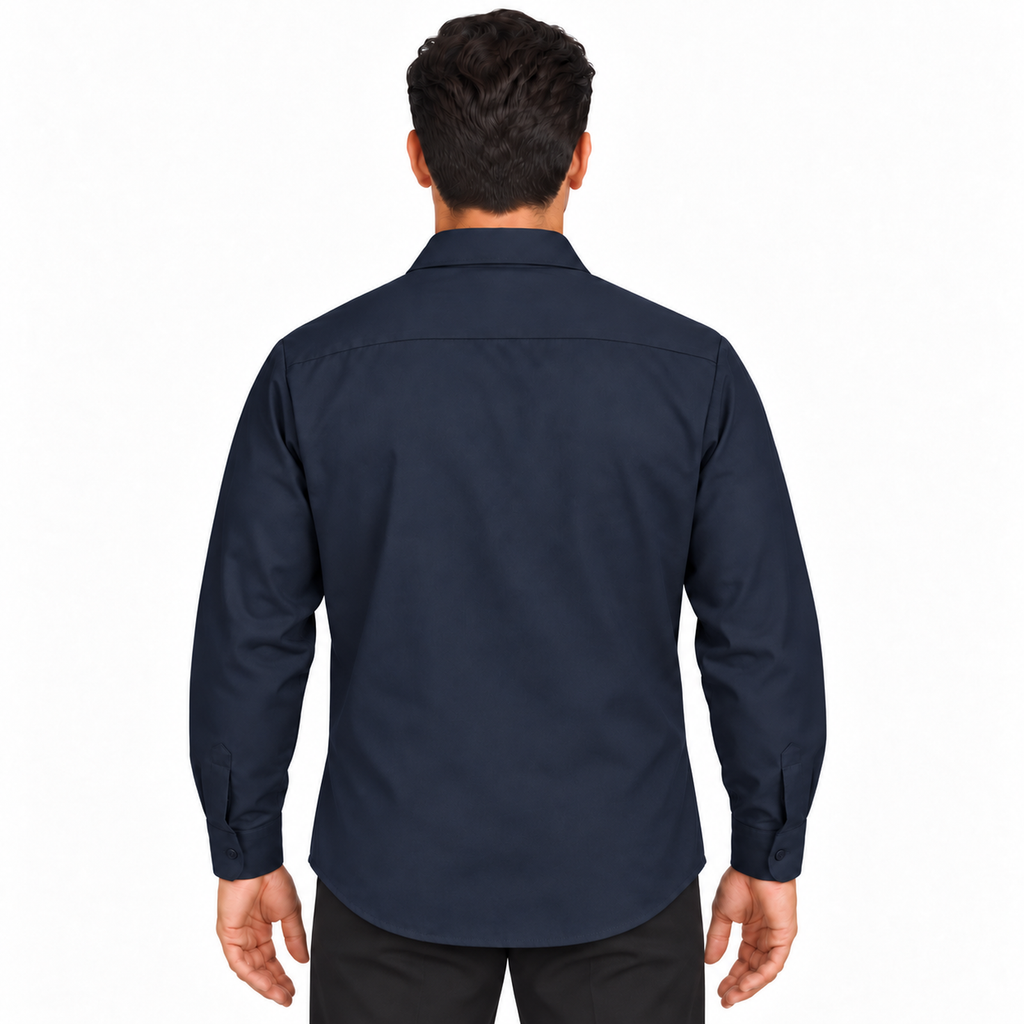 Camisa Red Kap SC30 para hombre azul marino oscuro, vista posterior desfajada en modelo