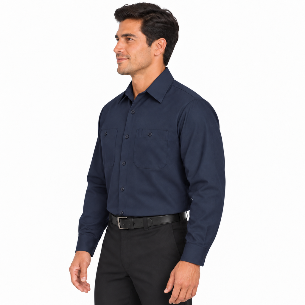 Camisa Red Kap SC30 para hombre azul marino oscuro, perfil izquierdo fajada en modelo
