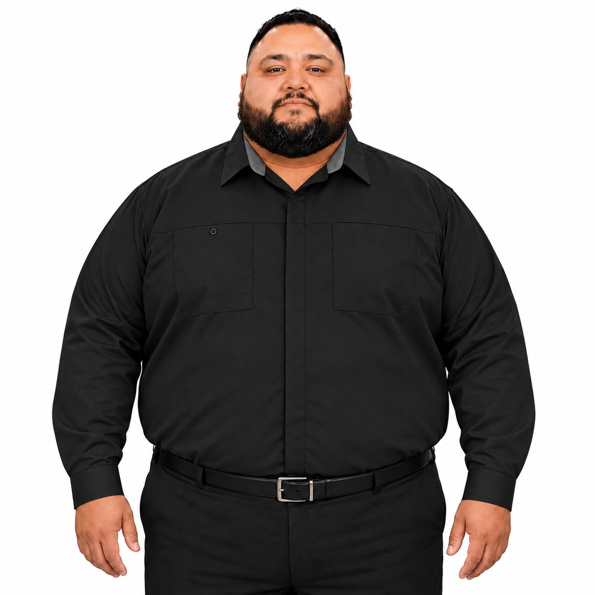 Camisa Red Kap SY32 talla extra negra con gris Oxford, frente fajada en modelo de talla grande | color:bc-negra-con-gris