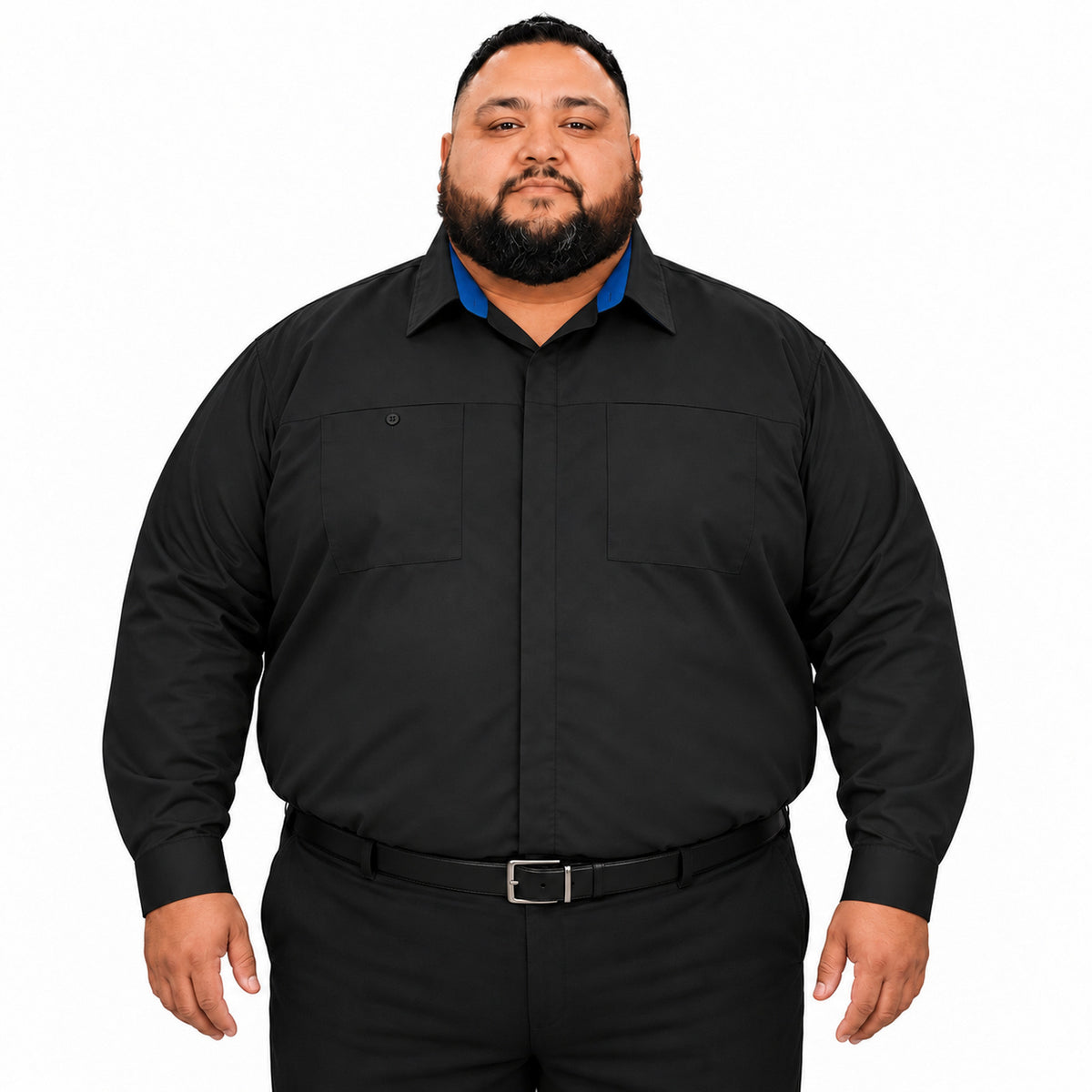 Camisa Red Kap SY32 talla extra negra con azul rey, frente fajada en modelo de talla grande | color:br-negra-con-azul-rey