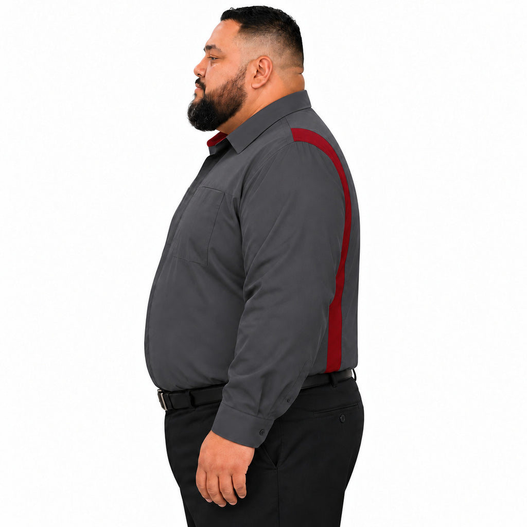 Camisa Red Kap SY32 talla extra gris Oxford con rojo, perfil izquierdo fajada en modelo de talla grande