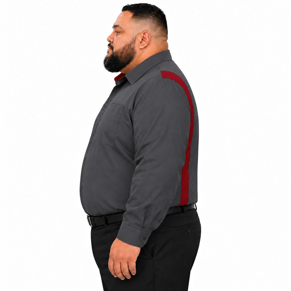 Camisa Red Kap SY32 talla extra gris Oxford con rojo, perfil izquierdo fajada en modelo de talla grande | color:cf-gris-oxford-con-rojo