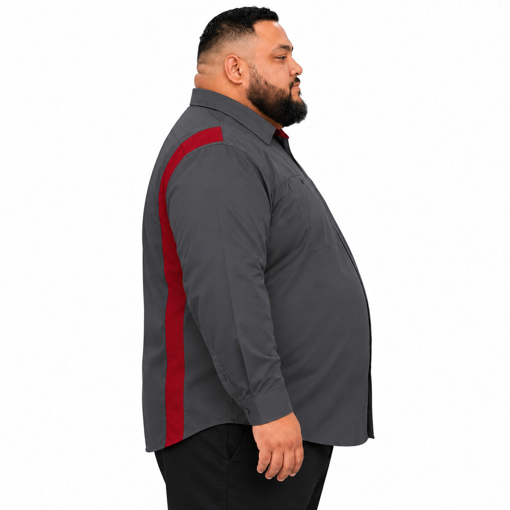Camisa Red Kap SY32 talla extra gris Oxford con rojo, perfil derecho desfajada en modelo de talla grande