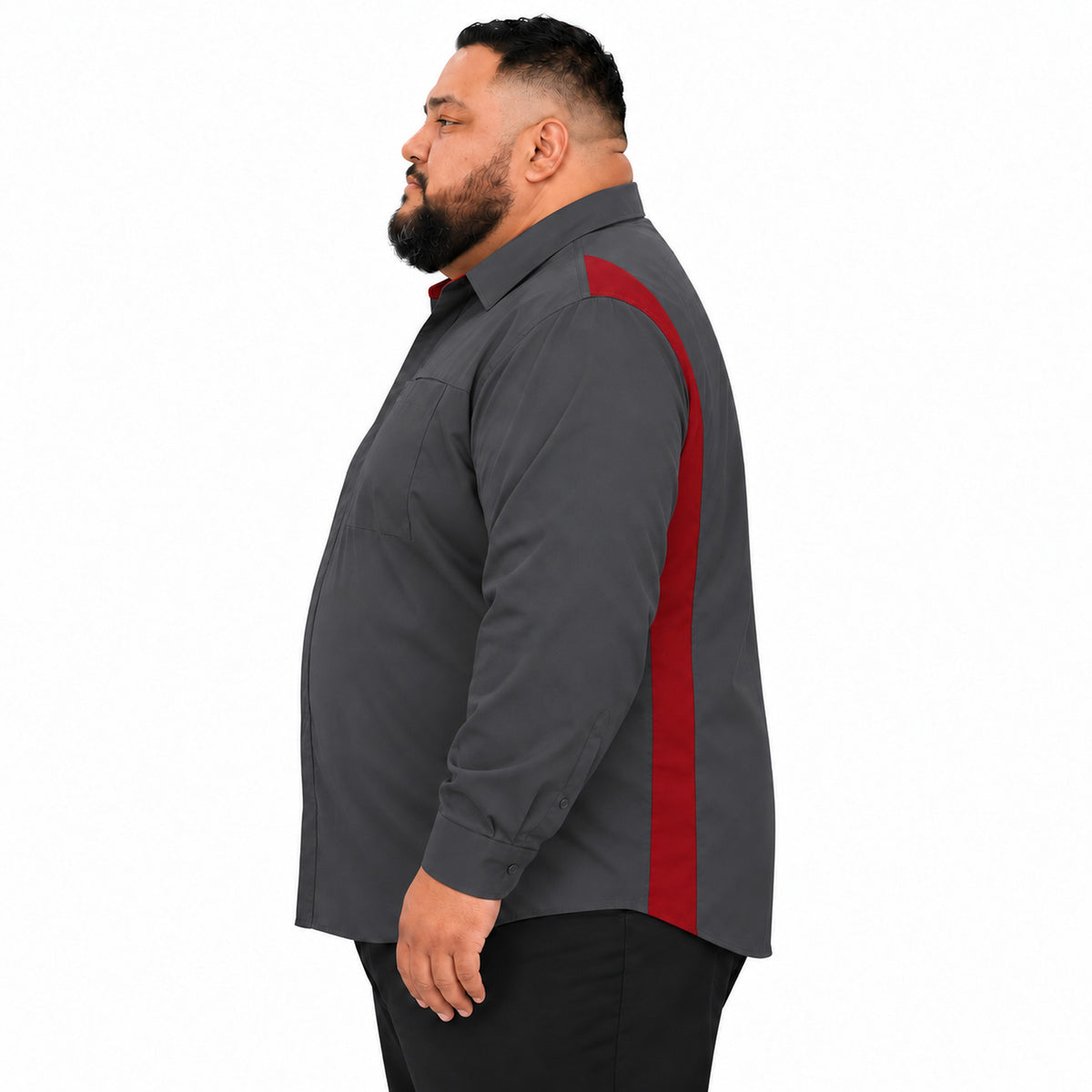 Camisa Red Kap SY32 talla extra gris Oxford con rojo, perfil izquierdo desfajada en modelo de talla grande | color:cf-gris-oxford-con-rojo