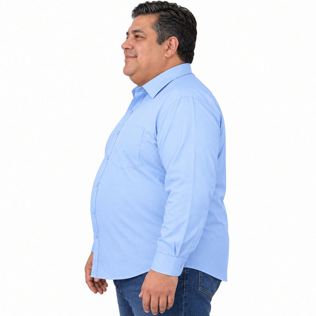 Camisa de vestir Rodolfo Valentini azul cielo para hombre, tallas extras 52 a 56, perfil izquierdo desfajada con mezclilla