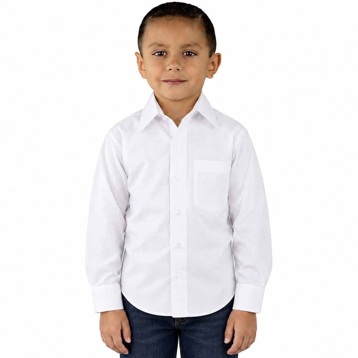 Camisa de vestir infantil blanca Rodolfo Valentini, modelo de frente, desfajada y con pantalón de mezclilla, tallas 2 a 16 | color:blanca-rodolfo