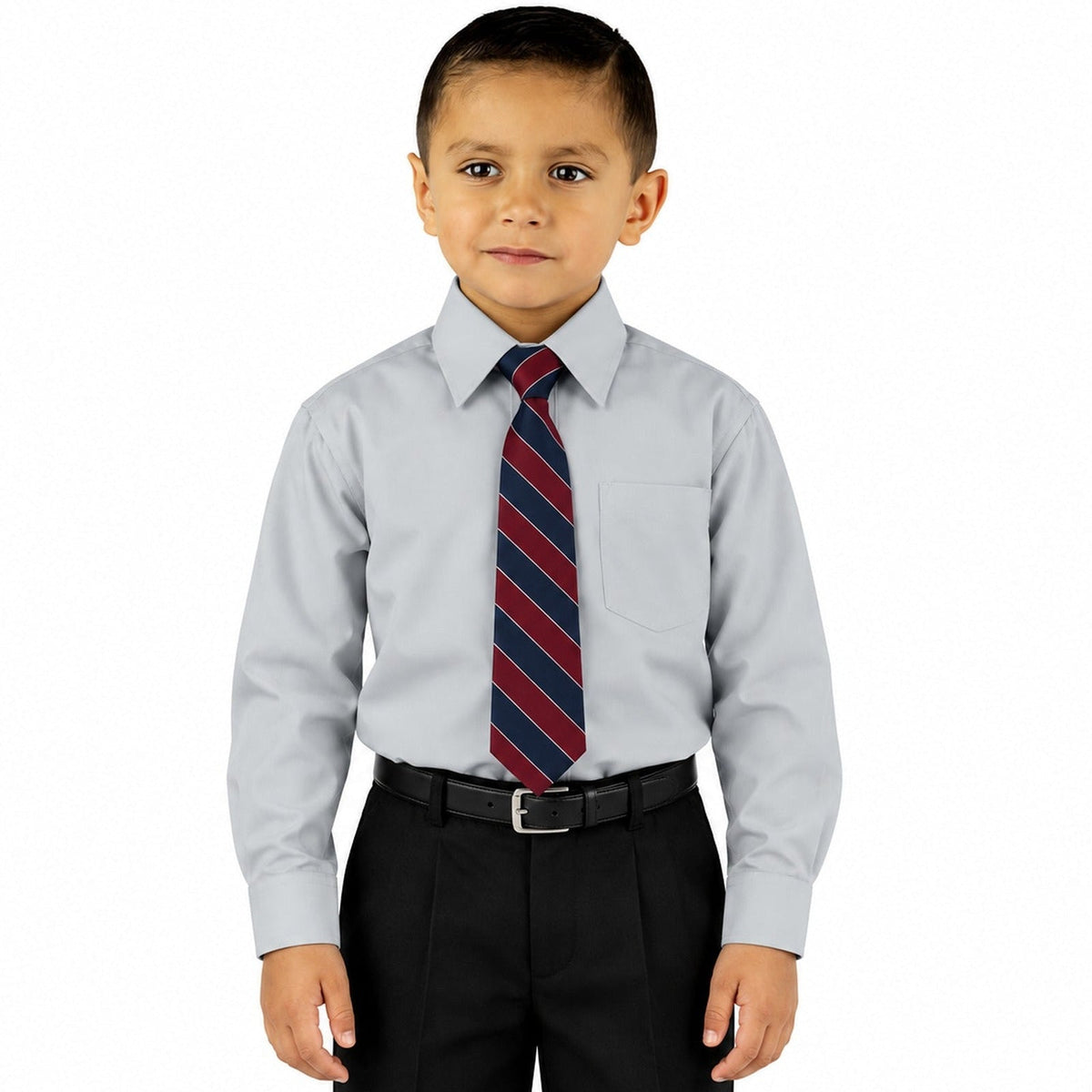 Camisa de vestir infantil gris perla Rodolfo Valentini, modelo de frente, fajada y con corbata diagonal azul y vino, tallas 2 a 16 | color:gris-perla-rodolfo