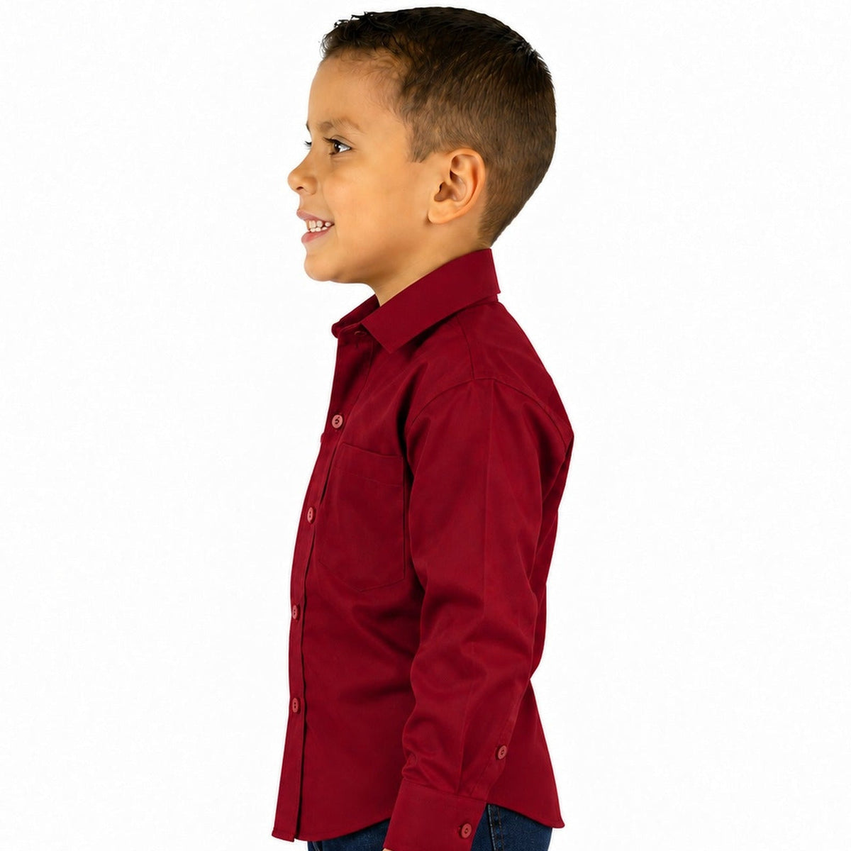 Camisa de vestir infantil vino Rodolfo Valentini, modelo de perfil izquierdo, desfajada y con mezclilla, tallas 2 a 16 | color:vino-rodolfo