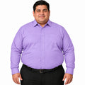 Vista frontal fajada sin corbata de camisa de vestir lila para hombre Rodolfo, tallas extra 52 a 56 | color:lila-rodolfo
