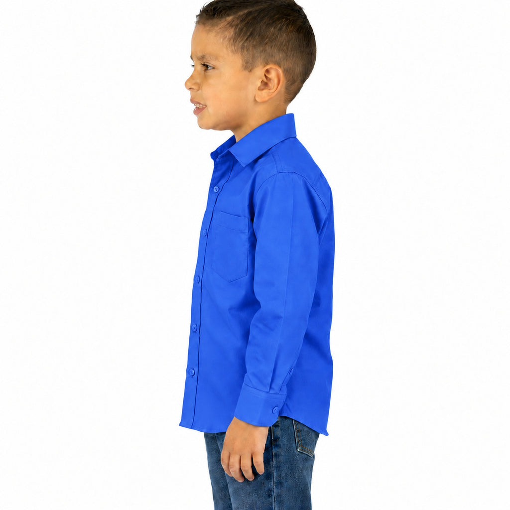 Camisa de vestir infantil azul rey rodolfo valentini, niño modelo, perfil izquierdo desfajada mezclilla