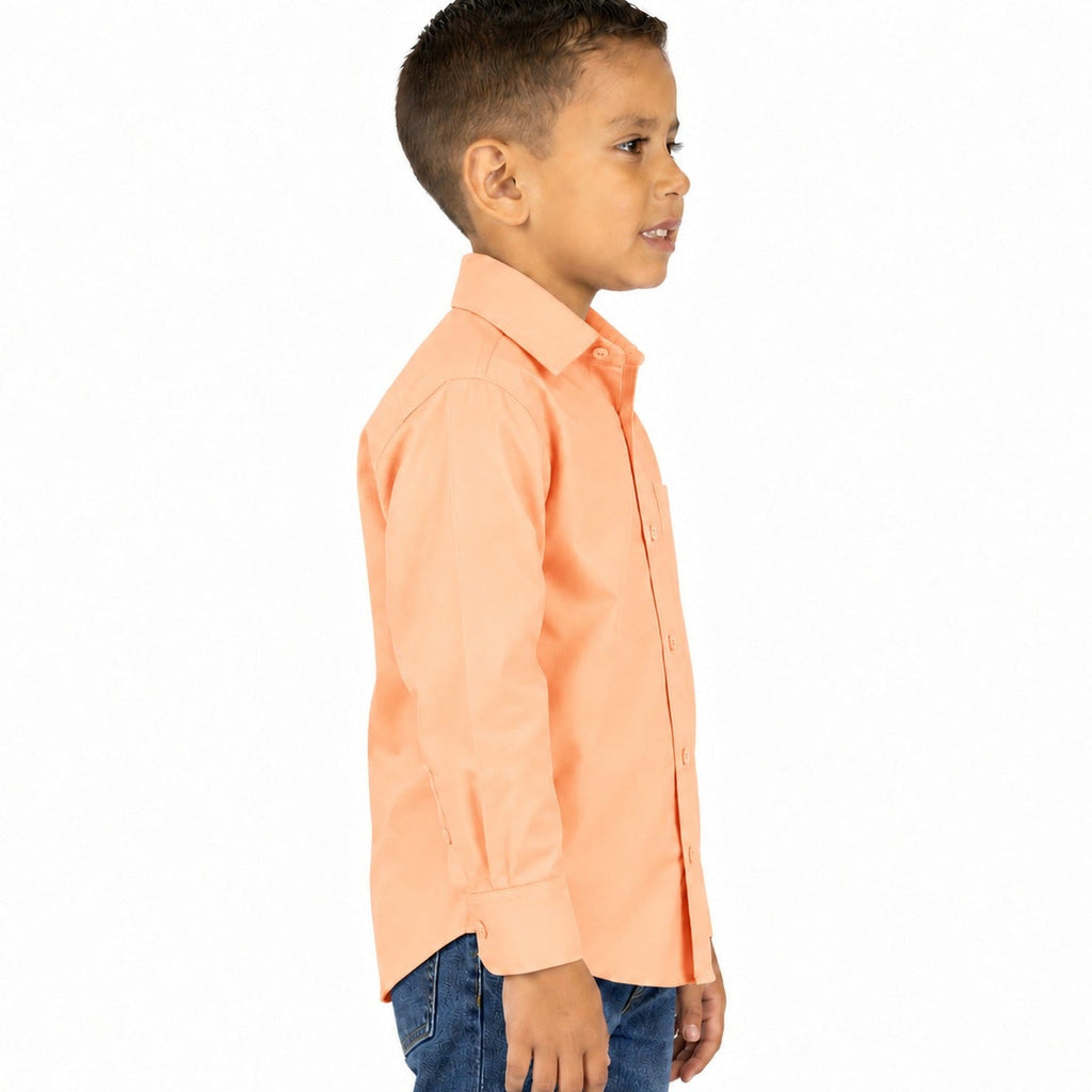 Camisa de vestir infantil melón Rodolfo Valentini, niño modelo, perfil derecho desfajada mezclilla